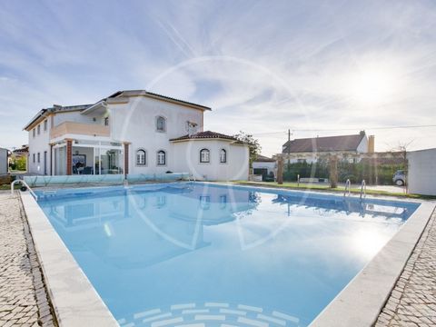 This 5 bedroom villa of traditional design is located in Vale do Covo, inserted in an excellent plot of land designed and cared for in detail, all landscaped, with fruit trees (apple and lemon trees) and surrounded by Portuguese pavement. Consisting ...