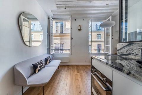 Au coeur du quartier Montorgueil, nous vous proposons ce très bel appartement de 35m2, au 3ème étage sans ascenseur d'un petit immeuble ancien. Il se compose d'une entrée, d'un salon avec cuisine ouverte, d'un bureau puis d'une chambre sur cour avec ...