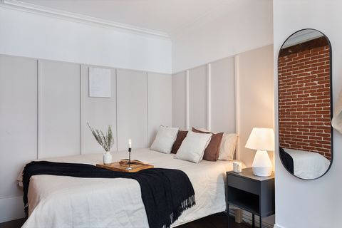 Splendid renovated and furnished apartment in Rue Montmartre, in the Les Halles district. It's on the 3rd floor and is close to the Etienne Marcel, Châtelet-Les Halles and Louvre - Rivoli stations. Nearby attractions include Châtelet-Les Halles, the ...