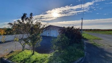 Discover the opportunity to acquire an industrial building near CHATEAUNEUF-SUR-CHARENTE! With a robust metal structure and a generous surface area of approximately 130 m2, this property offers unlimited potential. Imagine transforming this space int...
