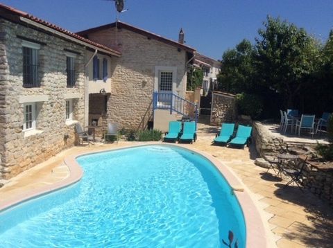 8 km from Saintes (17), pretty Charente house with a view of the countryside, with a living area of approximately 167 m2 on 3 levels and offering spacious and harmonious living spaces. An exterior with swimming pool, terrace and garden allowing you t...