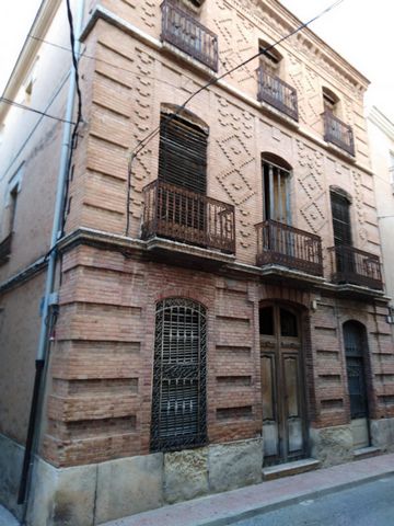 Edificio grande en Caudete entre Albacete y Alicante con posibilidad de abir un hotel . Por Mas informacion contacten la oficina de MONTESINOS FALCON REAL ESTATE en Moraira.