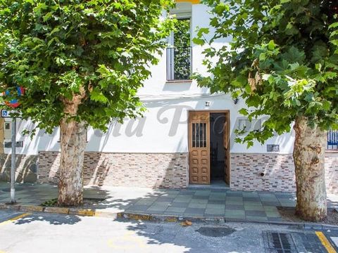 Renovated townhouse located very close to the centre of the village of Cómpeta and in walking distance to all local amenities. It has an open plan living-dining room with aircon/heating unit, a fully equipped kitchen, two double bedrooms, a shower ro...