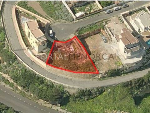 Plot of medium gradient, with part of the land already excavated. A house with a ground floor and first floor can be built with an overall ground surface of 200 m2, and there is also potential to build a basement that does not count with regard to th...