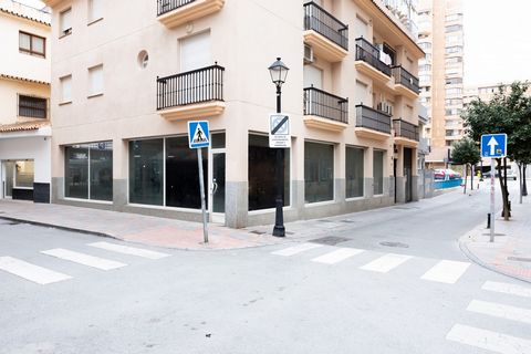 Great Corner Locale with Excellent Location near the Fuengirola Marina If you are looking for the perfect location for your business in Fuengirola, look no further. We have the ideal solution for you: a large corner location, strategically located in...