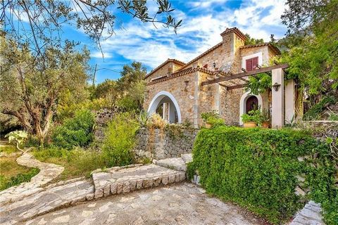 Finca on a plot of 1,400m2 approx. with panoramic sea views, 214m2 built, large living room with fireplace, fitted and equipped kitchen, 3 double bedrooms, 3 bathrooms, parquet and stoneware floors, exposed beams, heating, swimming pool, terrace, por...