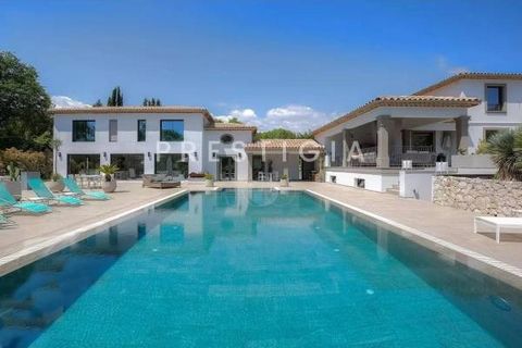 Close to Valbonne, Situated in a quiet and privileged setting area, large property entirely renovated in 2021 with 10BED-9BATH with a living area of ??around 550m2, set on a flat plot of 5426m2 with swimming pool. The property is made up of 4 buildin...