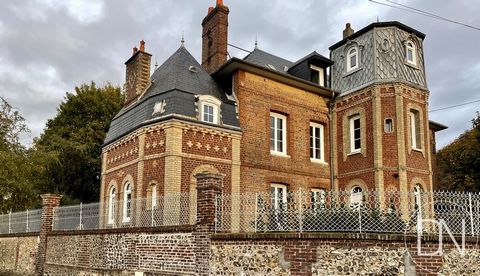 Maison bourgeoise avec dépendances sur un terrain de 2517 m2 à quelques pas des bords de Seine et 10 min de Duclair, Seine-Maritime (76), à vendre. En surplomb de la Seine, dans une petite ville à proximité de Duclair, cette maison bourgeoise de la f...