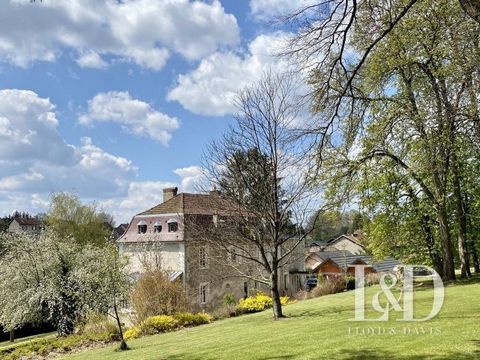 EXCLUSIVITY - Located in a Lorraine village between Nancy and Strasbourg, this charming eighteenth century mansion has all the assets for a bed and breakfast or a family life in search of a haven of peace. On a plot of 8500 m2, the house offers very ...