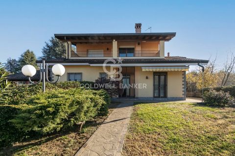 BUSTO ARSIZIO NEARBY: DETACHED VILLA WITH GARDEN OF ABOUT 800 SQUARE METERS 8 KM FROM BUSTO ARSIZIO and more precisely in the municipality of Magnago In a quiet and private location we offer a detached villa on two levels plus a tavern. The property ...