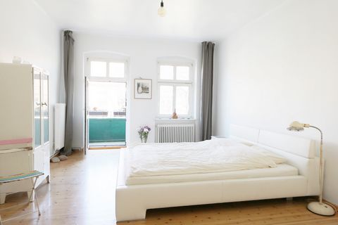 The cozy 2-room apartment features wooden floors and high ceilings. The bright living room has a dining table that can accommodate up to four people. The spacious bedroom has a large double bed and a closet for your wardrobe. The fitted kitchen is fu...