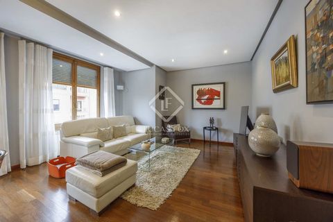 Lucas Fox presents this bright apartment recently renovated in a stately building from 1950 with an lift and access enabled for wheelchair users for rent in a central area of Valencia. This is an excellent property that preserves the high ceilings wi...