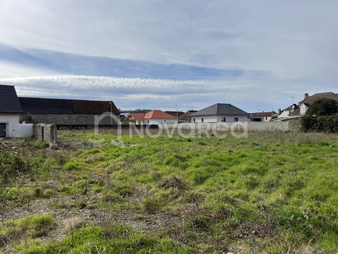 At Novarea, we like to help you gain ground on your life project! In a quiet and pleasant environment, come and discover this fully serviced plot of 1000 m2. Completely flat, this gem is ready to welcome the home of your desires. What we like about N...