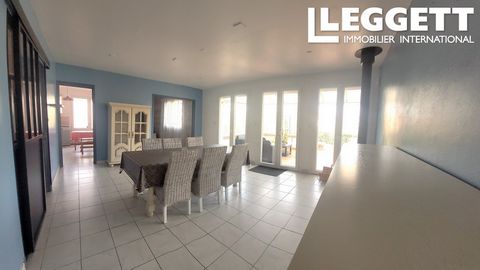 A27047ANS47 - Come and visit this very well maintained bungalow (approx. 120m²) on one level with attic space for conversion. The large entrance hall leads to the lounge/dining room (32m²) and fitted kitchen on one side and to the 3 bedrooms and bath...