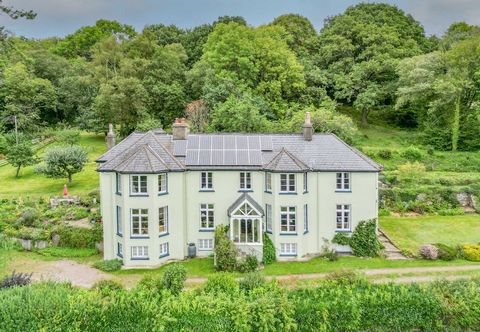 This handsome, modernised and extended period farmhouse enjoys a glorious, elevated situation, commanding stunning 180 degree views of the picturesque scenery of the Wye Valley 'Area of Outstanding Natural Beauty'. The substantial six-bedroom residen...