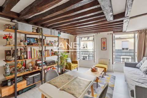 At the foot of the Réaumur Sébastopol metro station, the VANEAU group exclusively offers you a charming two-room apartment in a very state in an old building, on the sixth floor by staircase.It includes an entrance, a living room with all the charm o...