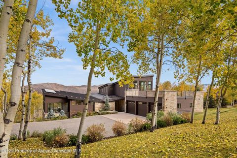Stunning Mountain Contemporary home located in the exclusive Fox Run Subdivision. This custom home is a rare find in Snowmass Village. Positioned on almost an acre lot at the end of a cul-de-sac with HOA open space on two sides providing the utmost p...