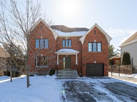 Charming 6 bedroom turnkey property with garage. Large open concept rooms on the ground floor, bright and multifunctional. Large newly redone covered gallery. 4 bedrooms on the same floor in addition to a freshly renovated bathroom. Basement with two...
