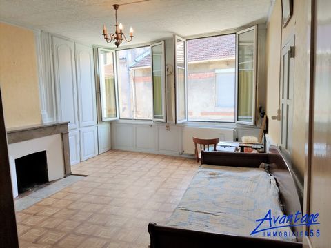 BAR-LE-DUC city center, HOUSE offering charm, 118m2 of living space, including 5 rooms, kitchen, bathroom, gas central heating, courtyard and garage. Some work is to be expected.