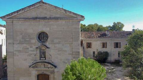 A real discovery for this unique building in the North Gard, South Ardèche. Centuries of history steeped in this 17th century building where many original elements can still be found. Located in a beautiful village of character, on a spacious and woo...