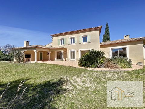 UNIQUE on the sector, close to the beaches, 15 minutes from Narbonne, 45 minutes from the Spanish border, just one hour from the ski resorts of Font-Romeu / Pyrénnées 2000, come and discover this beautiful villa type 6 located on a plot of 4000 m2 fu...