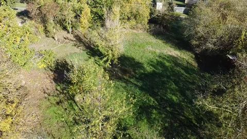 5 minutes from the isle jourdain and the ring road in a small village come and visit this shady flat plot of 950 m2 with an unobstructed view that can accommodate all types of cosntructions. Water, electricity and telecoms are on the edge of the fiel...
