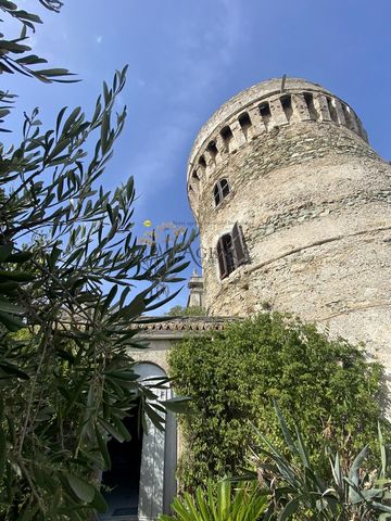 L'Agenzia Bastia Balagne propone in vendita questa sublime Torre Genovese situata a Rogliano, a 10 minuti di auto dal porto turistico di Macinaggio. Questa torre risalente al XV secolo è costruita su un terreno di 295m2. L'edificio è stato classifica...