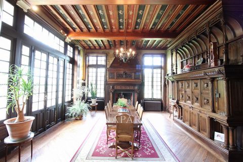 Gérard Durrieu Prestige offers this perfectly well-maintained castle. 1350 m2 broken down as follows: Main building 540m2 + 80M2 to be converted. Caretaker's house 180m2 to renovate (ideal for making several gîtes) Various outbuildings 500M2 converti...