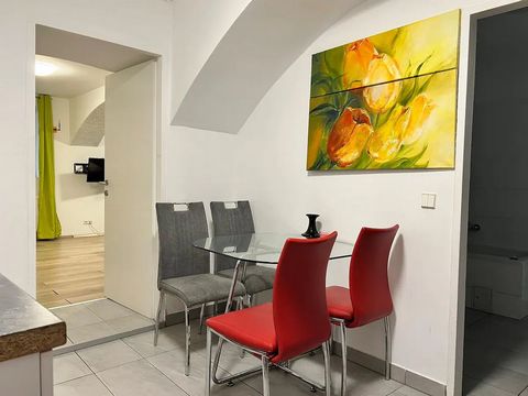 This bright underground flat sleeps 3 and is extremely close to Vienna's biggest and best amusement park where you can enjoy a ride on Vienna's giant Ferris wheel - Wiener Riesenrad. Accommodation Our 40 m2 basement flat has one comfortable bedroom w...