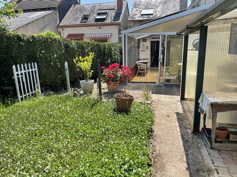   House to restore with 1 living room with parquet floor, kitchen, veranda, bathroom, toilet and upstairs 2 bedrooms, cellar partly garden of 199m2 with small outbuilding Fees charged to the seller     Features: - Garden