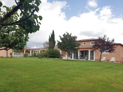 In the town of La Crau, pretty villa built on a plot of 2250m2, in a sought after area in absolute calm. This house has great potential and would be perfect for a large family or two families, thanks to its multiple living spaces and 6 bedrooms. Curr...