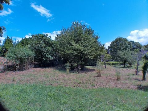 Beautiful building land with a surface area of 1009 M2, facing south with a well, very well wooded: cherry, apple, hazel, fig. G1 soil study done. Located in a pretty village in the Dordogne, very beautiful hilly landscape surrounding, in the heart o...
