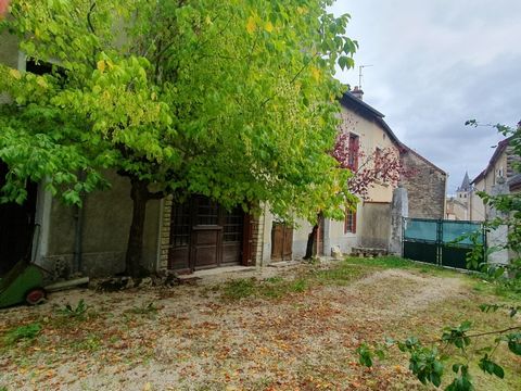 In a charming village in the Ource Valley, located between Bar sur Seine and Essoyes, this country house offers beautiful volumes. Living room with fireplace, room of more than 30m2 to finish fitting out (kitchen/dining room), a bathroom, a toilet. O...