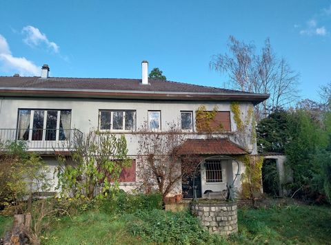 Rare, 2 minutes from Verny, Pommerieux train station, set back from the main road, quiet with unobstructed views, large house of 225 m2 and 90 m2 of annex on 33 ares of land. Different layout solutions possible. Currently 4 bedrooms of 11 to 14 m2, o...