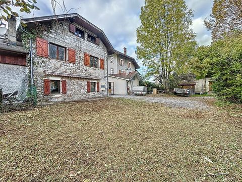 In the commune of Doussard Terraced house to renovate, commercial premises, studio Small flat plot of 309 m2 House of 157 m2 cellar, attic On the residential side: On one level: - A studio of 35 m2 - A 30 m2 commercial premises (DPE E/B) Floor: - Liv...