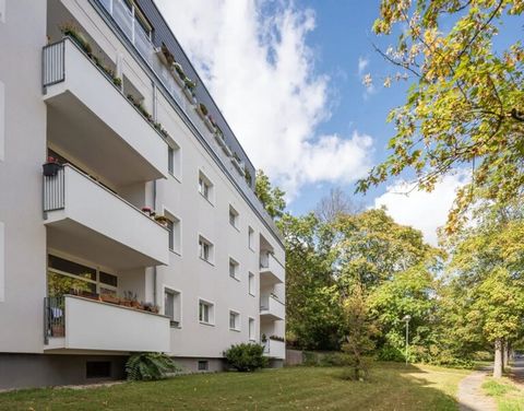 Address: Berlin, Clayallee 230 Property description The pleasant overall impression is continued in generous floor plan variants and light-flooded rooms thanks to large window fronts. With three or four rooms, the apartments offer plenty of room for ...