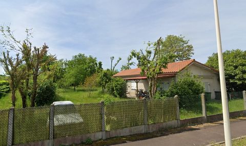 Une maison T4 à rénover totalement, sur la commune secteur centre de Saint-Aubin-De-Médoc, sur une parcelle de 2000m2 constructibles. Features: - Terrace - Garden