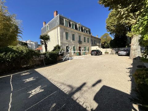 Let yourself be charmed by this magnificent mansion located near the city center of Agen. For a total surface area of 420m2, this superb property includes on the ground floor an entrance hall leading to a living room opening onto a huge fully equippe...