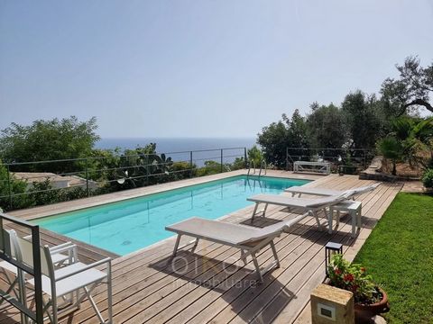 Vi presenterar en utsökt, helrenoverad tvåvåningsvilla inbäddad i den förtrollande Salento-regionen, och erbjuder oöverträffad panoramautsikt över det glittrande Adriatiska havet. Denna lyxiga tillflyktsort, komplett med en privat trädgård och terras...