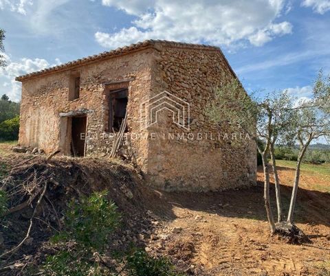 Elite Home Inmobiliaria manages the sale of this property located in Useres, being a large rustic plot with a farmhouse currently in ruins, but with the possibility of rehabilitation, whose project can be provided to those interested. ~La Masia which...