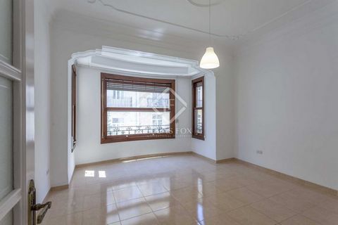This large property is located in one of the most exclusive and best-connected areas of Valencia and has 224 m² built in a stately building with architecture from the 1940s and with a total of 6 bedrooms and two complete bathrooms with a bathtub. The...