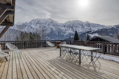 On the heights of the village, on the edge of the snow front of the Domaine Evasion Mont Blanc, Saint-Gervais/Megeve, a rare and unique product! The perfect compromise between a chalet and an apartment: over 170 m2 of living space on two levels, 5 be...