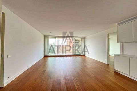 This impressive brand new apartment is located in one of the most luxurious buildings in Barcelona, just steps away from the beach and facing the Diagonal Mar shopping center. Designed with a modern and sophisticated style, the property offers an atm...