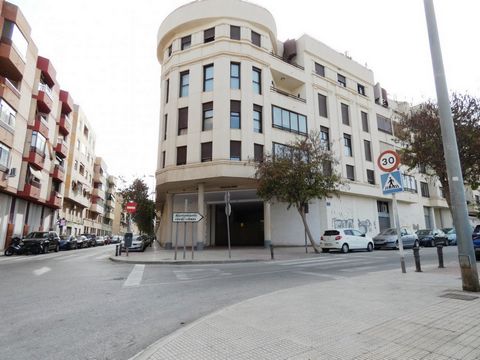 LARGE COMMERCIAL PREMISES IN SAN JUAN DE ALICANTE. Located in the town centre and next to the motorway. ENTRANCES AND FAÇADE to the premises through two streets, C/ Moleta and C/ Tomás Capelo, and 66 m. of façade to the commercial street, with the po...