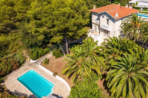 Ideally located in a quiet neighborhood in Antibes, yet close to the city center, sandy beaches and International school of Mougins, with easy access to the highway, this charming Belle Epoque property has been fully renovated with high end fittings ...