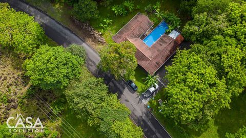 Located in La Esperanza, Gualaca and situated on a flat plot, this tranquil house with a pool on well over 1/2 an acre provides a great value for one moving to Panama. As you step into the property, you'll be greeted by a fenced house adorned with fl...