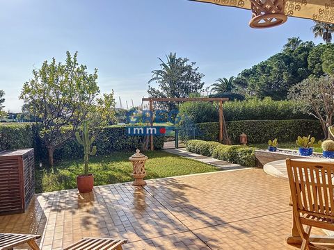 Waterfront, exceptional and unique location, in a magnificent luxury residence with caretaker, pretty and large wooded park, swimming pool and direct access to the beach. Magnificent 2-room apartment of 42m2 with a terrace of 29m2 (approx) extended b...