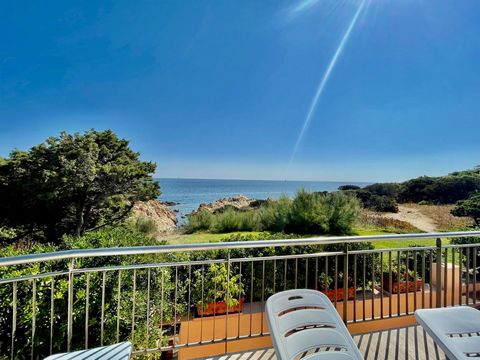 Charming apartment a few steps from the splendid Cala de Flores beach, with direct access to the shore of the crystal clear sea and the opportunity to relax in the shared swimming pool or play sports in the shared tennis court. Immersed in a resident...