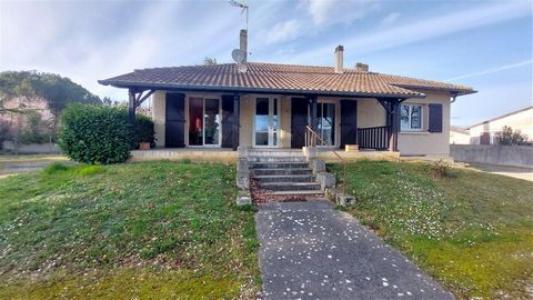 Single story villa with garage and garden MARTRES TOLOSANE In a quiet area, in Matres Tolosane and access to the A64 motorway putting Toulouse 1 hour away, you will discover this charming, well-designed house. It consists of a separate 15 m² kitchen,...