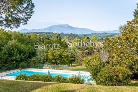 Facing the Rhune mountain, magnificent property of more than 3ha located in a dominant position, totally open to the surrounding nature in a very quiet area. Generous and bright volumes, good circulation, both friendly and intimate, ideal for welcomi...